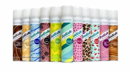 Batiste w perfumeriach Douglas LIFESTYLE, Uroda - Popularne suche szampony Batiste są już dostępne w perfumeriach Douglas. Sieć oferuje aż 12 wersji produktu: zapachowe, kolorystyczne, z dodatkiem lakieru oraz wersje mini.