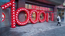 Rossmann w warszawskich Złotych Tarasach LIFESTYLE, Uroda - 30 stycznia br. firma Rossmann otworzyła drogerię nr 1000 w centrum handlowym Złote Tarasy w Warszawie.